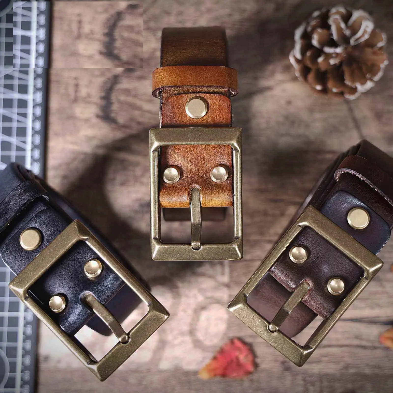 Leather belt with thickened top layer and brass buckle for men High-quality Italian leather belt featuring a thickened top layer and durable brass buckle, perfect.
