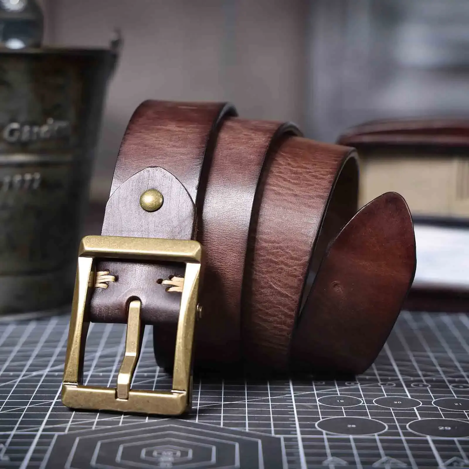 Thickened Italian Cowhide Belt with Brass Buckle Elegant Italian cowhide belt with solid brass buckle for a stylish look.