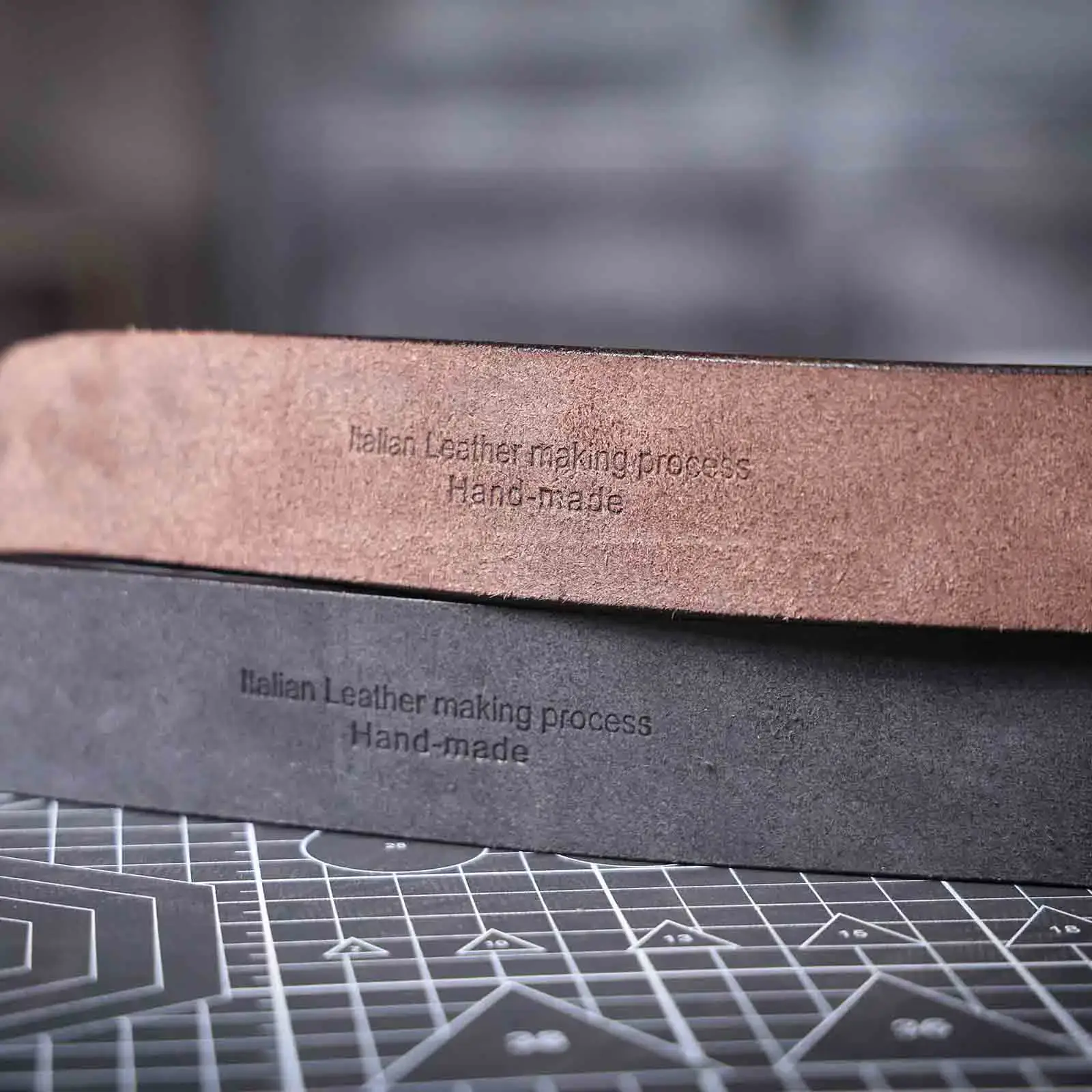 Thickened Italian Cowhide Belt with Brass Buckle High-quality Italian cowhide belt with solid brass buckle, handcrafted for durability and style. Per.