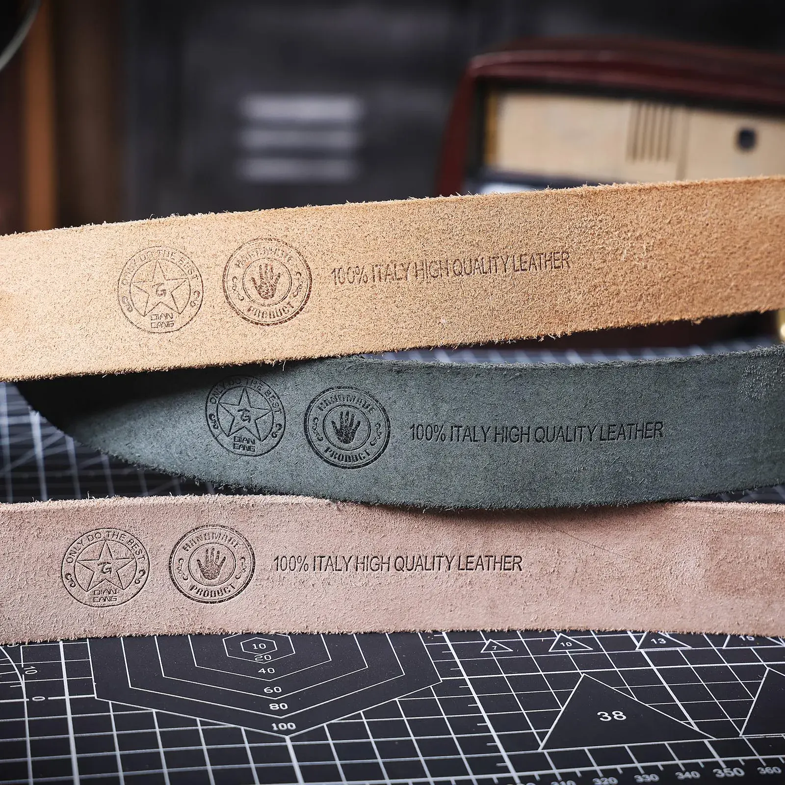 Thickened Italian Cowhide Belt with Copper Buckle High-Quality Italian Cowhide Belt with Solid Copper Buckle.