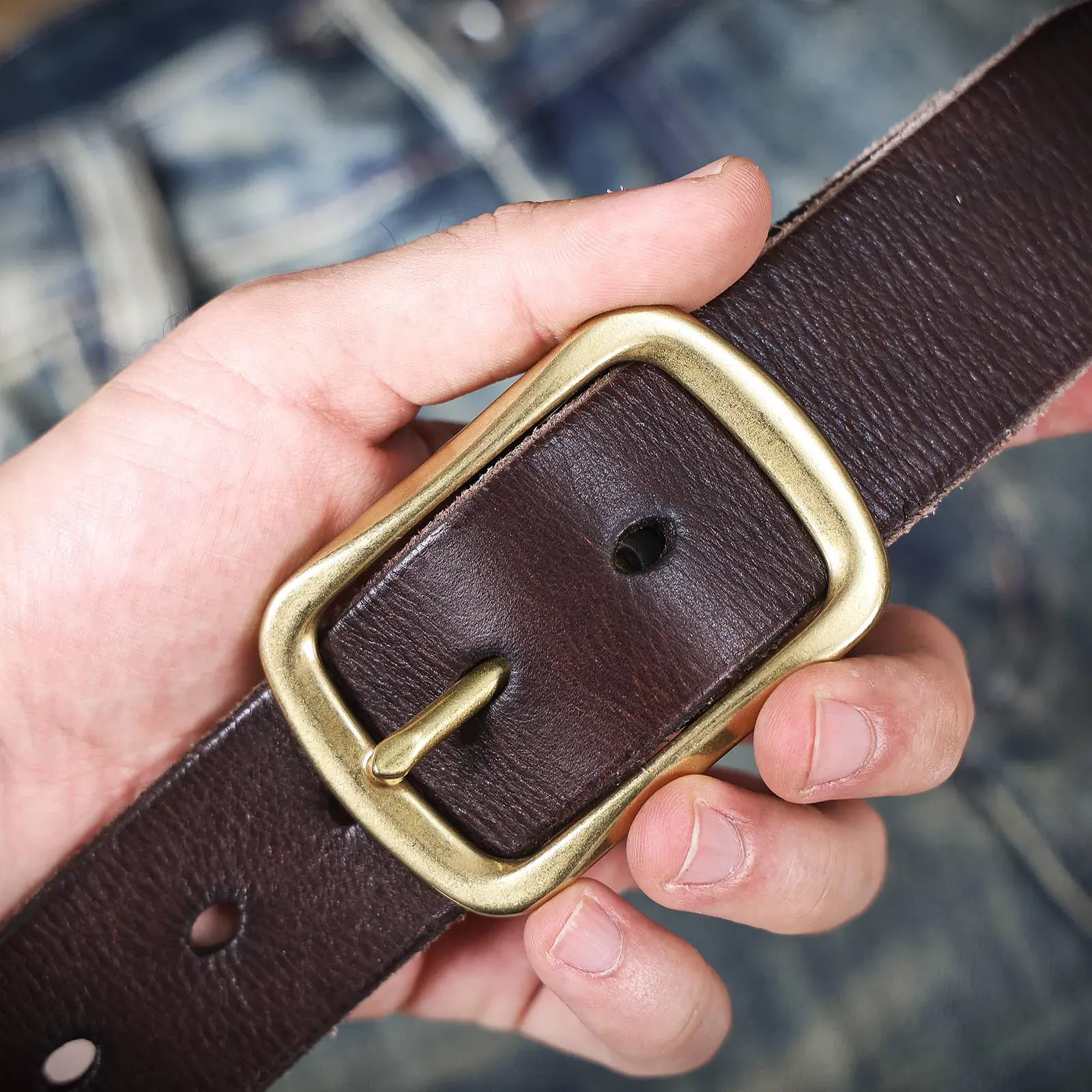 Thickened Italian Cowhide Belt with Copper Buckle High-quality Italian cowhide belt with solid copper buckle for durability and style.
