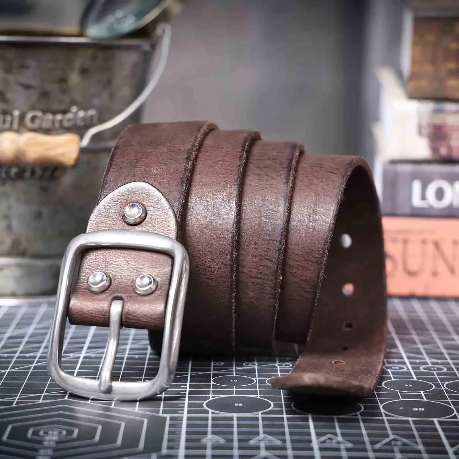 Vintage Leather Men’s Cowhide Belt with Steel Buckle Durable leather belt with stainless steel buckle, perfect for men’s casual and formal wear.