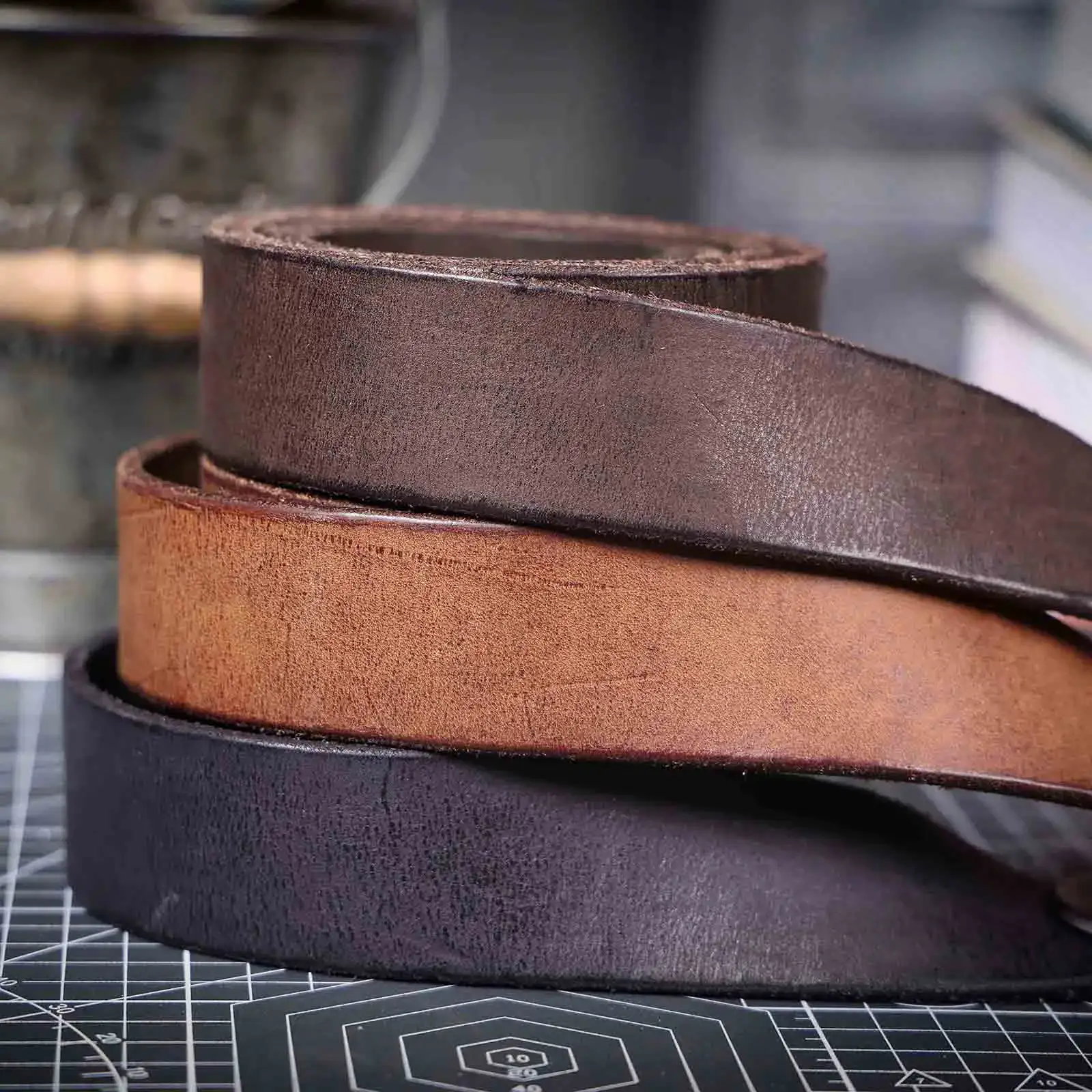 Vintage Leather Men’s Belt with Steel Buckle Genuine leather men's belt featuring a stainless steel buckle, crafted from high-quality cowhide for.
