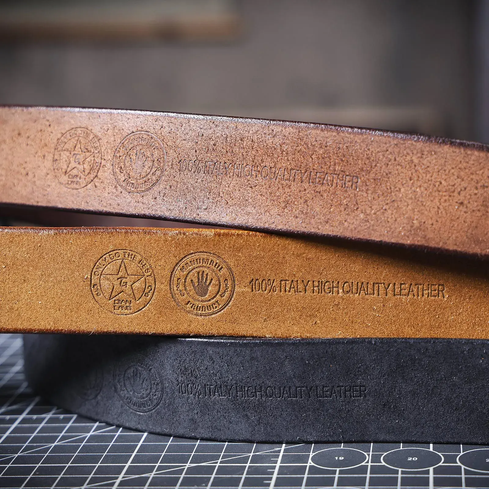 Leather Belt with Brass Buckle – Vintage Style Vintage genuine leather men's belt with solid brass buckle for a classic look.