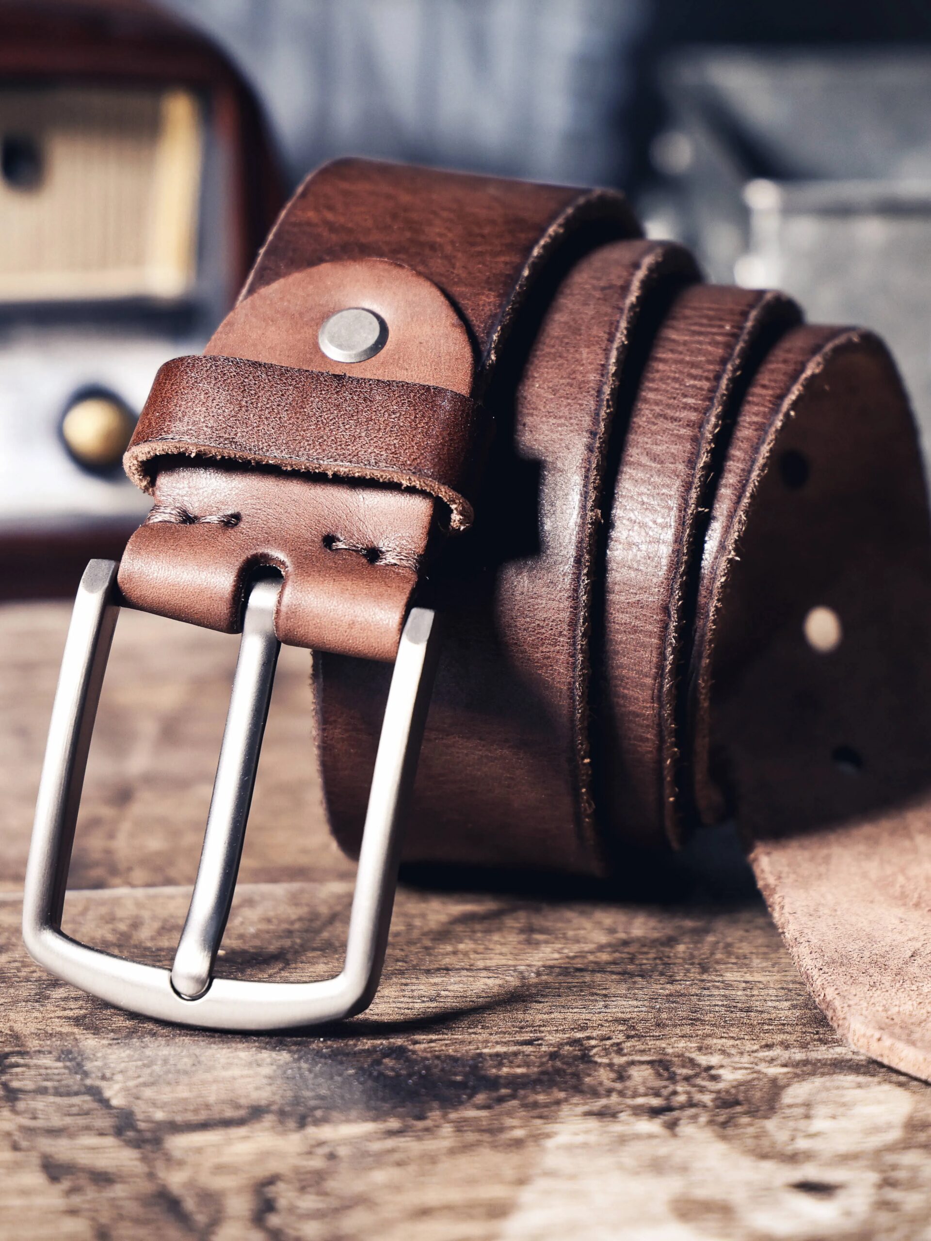 Leather Retro Casual Pin Buckle Belt for Men and Women Leather retro casual pin buckle belt with metal buckle, ideal for everyday wear and stylish outfits.
