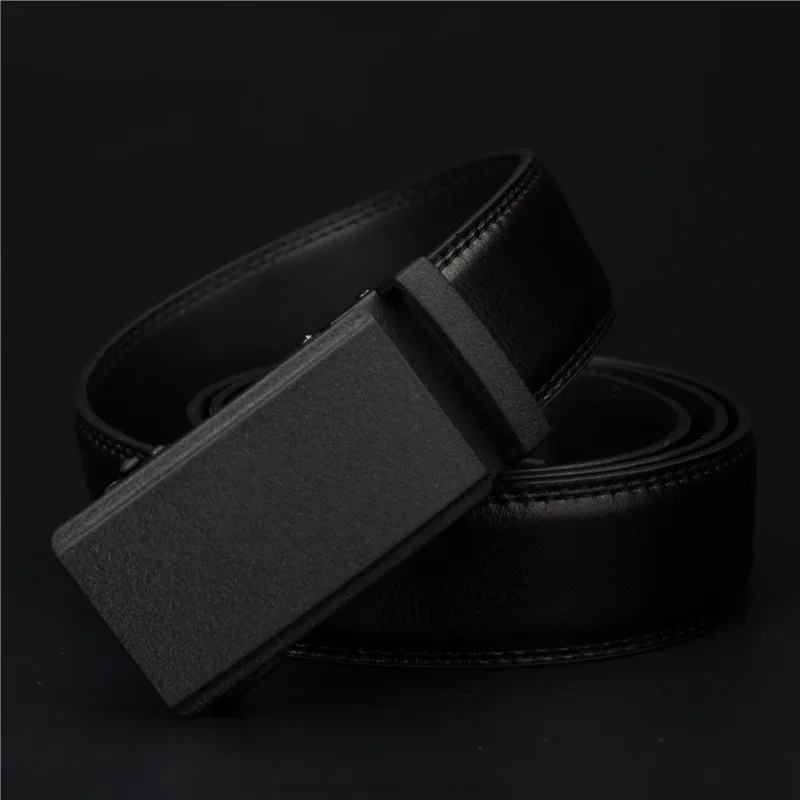 Black leather executive belt with automatic ratchet buckle for men Automatic ratchet leather belt with sleek black finish for professional style.