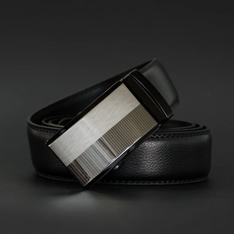 Elegant leather belt with automatic ratchet buckle for a perfect fit High-quality leather artisan-fit automatic ratchet belt with sleek metal buckle.