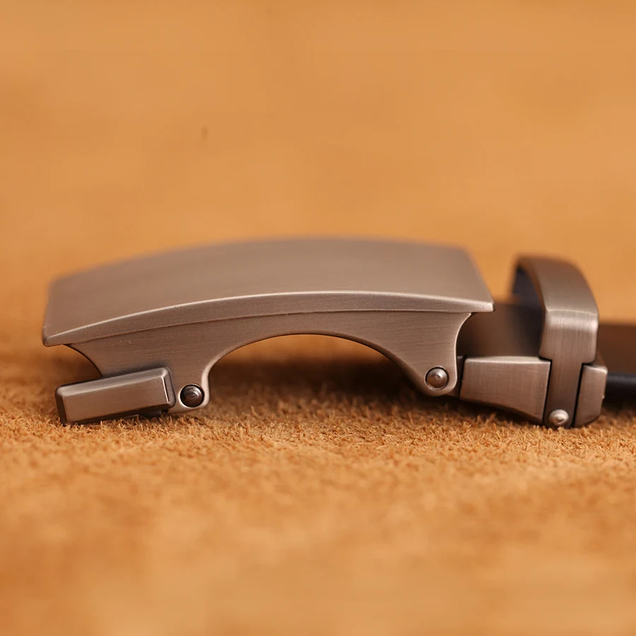 FormLine 35 mm Automatic Ratchet Belt – Coffee Cowhide Automatic ratchet belt buckle in brushed metal finish, designed for the FormLine 35 mm belt.
