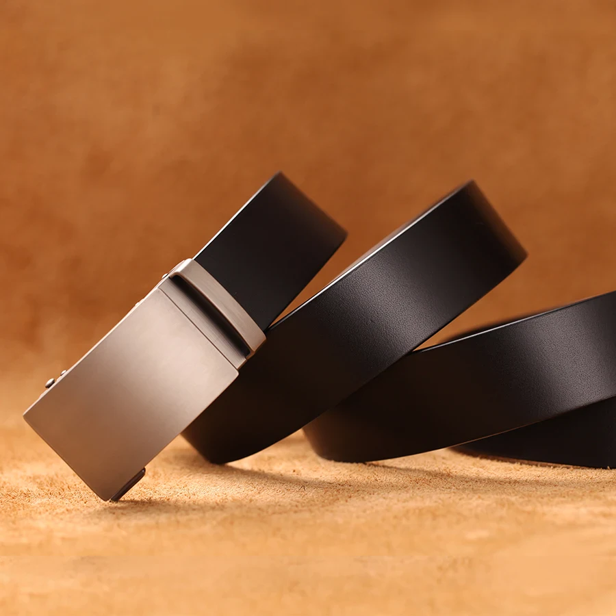 FormLine 35 mm Automatic Ratchet Belt – Coffee Cowhide Automatic ratchet belt in coffee-colored cowhide leather with sleek metal buckle. Perfect for a mode.