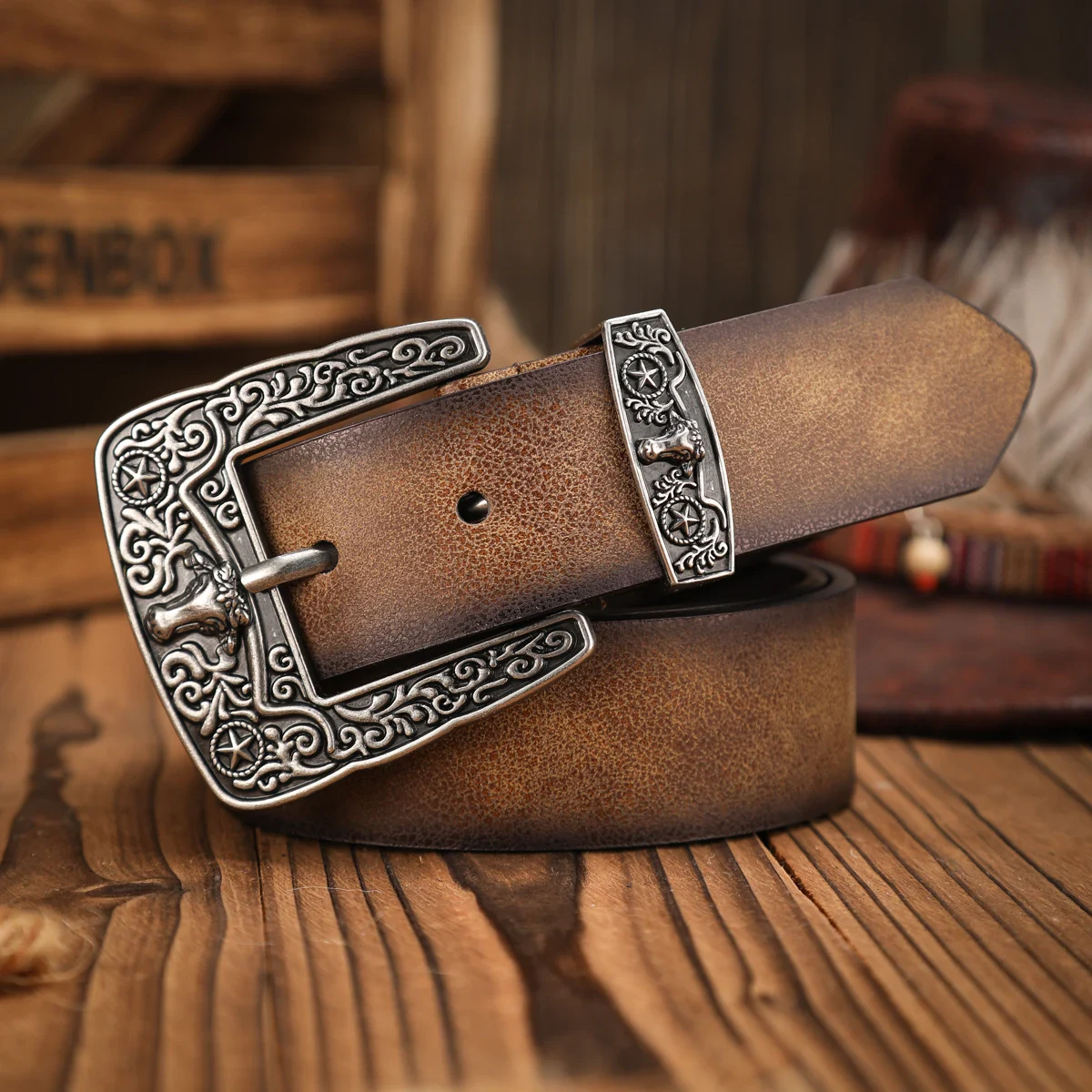 Western-style leather belt with ornate silver buckle for unisex fashion. Elegant Western leather belt with detailed silver buckle, perfect for unisex Western accessories.