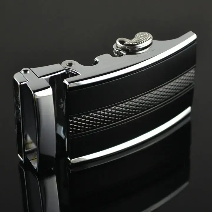 Luxury automatic buckle with sleek black and silver design for high-end fashion accessories. Elegant automatic buckle with black and silver finish, perfect for luxury designer belts.