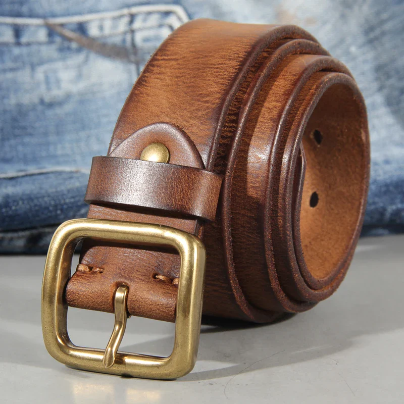 Leather Belt with Brass Buckle – Retro Minimalist Style High-quality full-grain leather belt featuring a solid brass buckle, perfect for a vintage-inspired,.