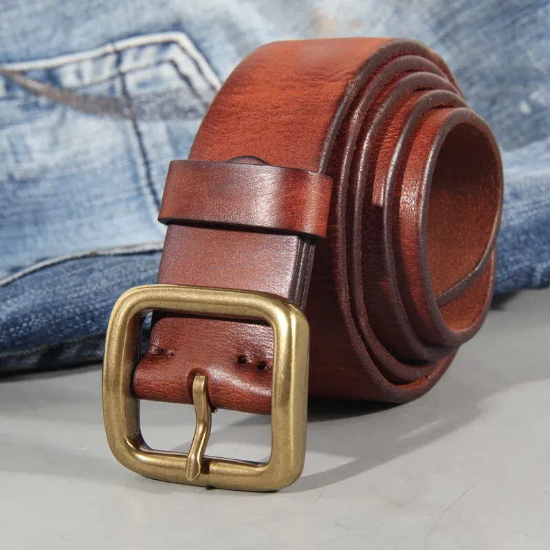 Leather Belt with Brass Buckle – Retro Minimalist Style Full-grain leather belt featuring a solid brass buckle, perfect for a retro-minimalist look.