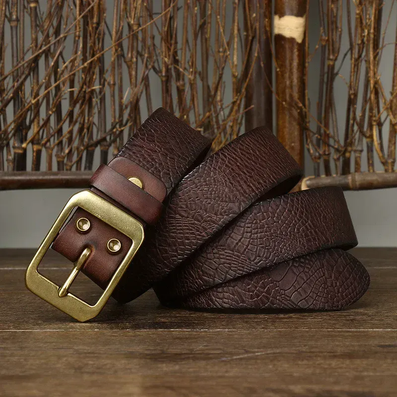 Leather Crocodile-Embossed Belt for Men – Heritage 38 Caiman Elegant crocodile-embossed leather belt with solid brass buckle, crafted for durability and style. P.