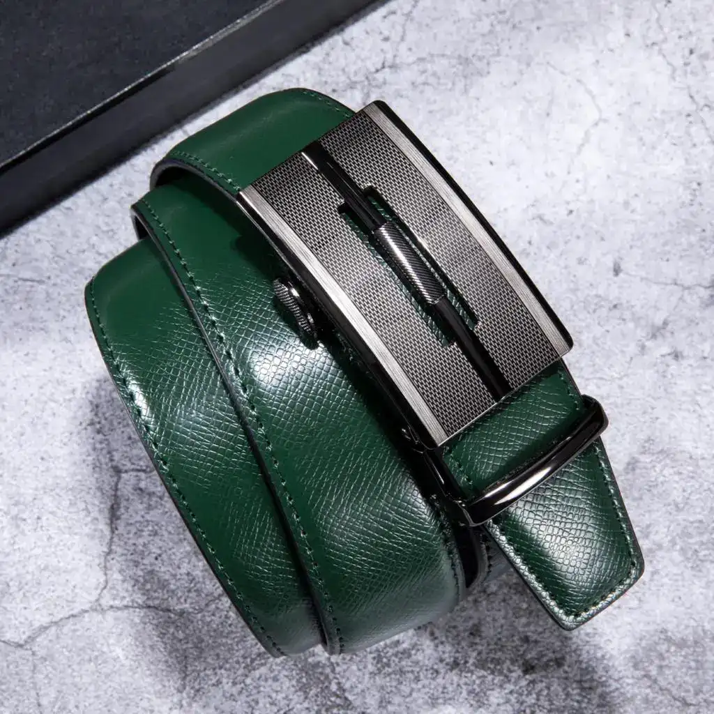 Elegant green leather automatic ratchet belt with sleek metal buckle. High-quality green leather automatic ratchet belt featuring a modern metal buckle for a stylish look.