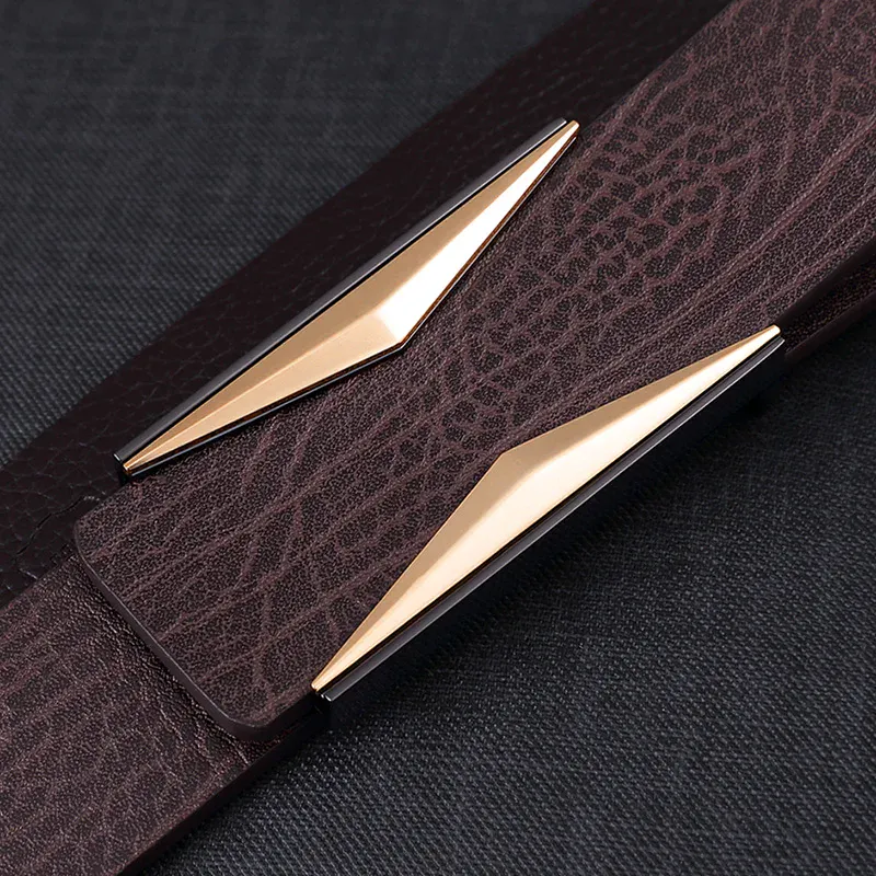 The Prism-Edge Geometric Lock Belt Elegant geometric lock belt with prism-edge design in a sleek finish.