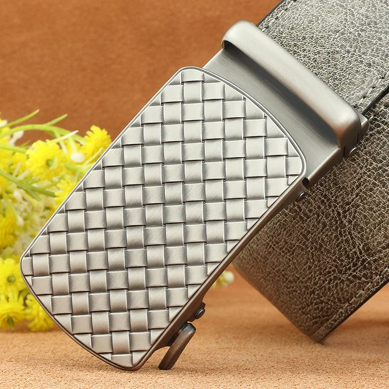 Metal woven texture automatic ratchet belt – stylish and durable accessory for men Close-up of a metal woven texture automatic ratchet belt with sleek design.