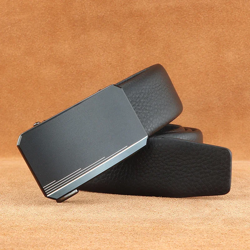 Leather Belt with Hidden-Tail Automatic Buckle for Men Automatic leather belt with hidden tail, stylish and functional accessory for men.