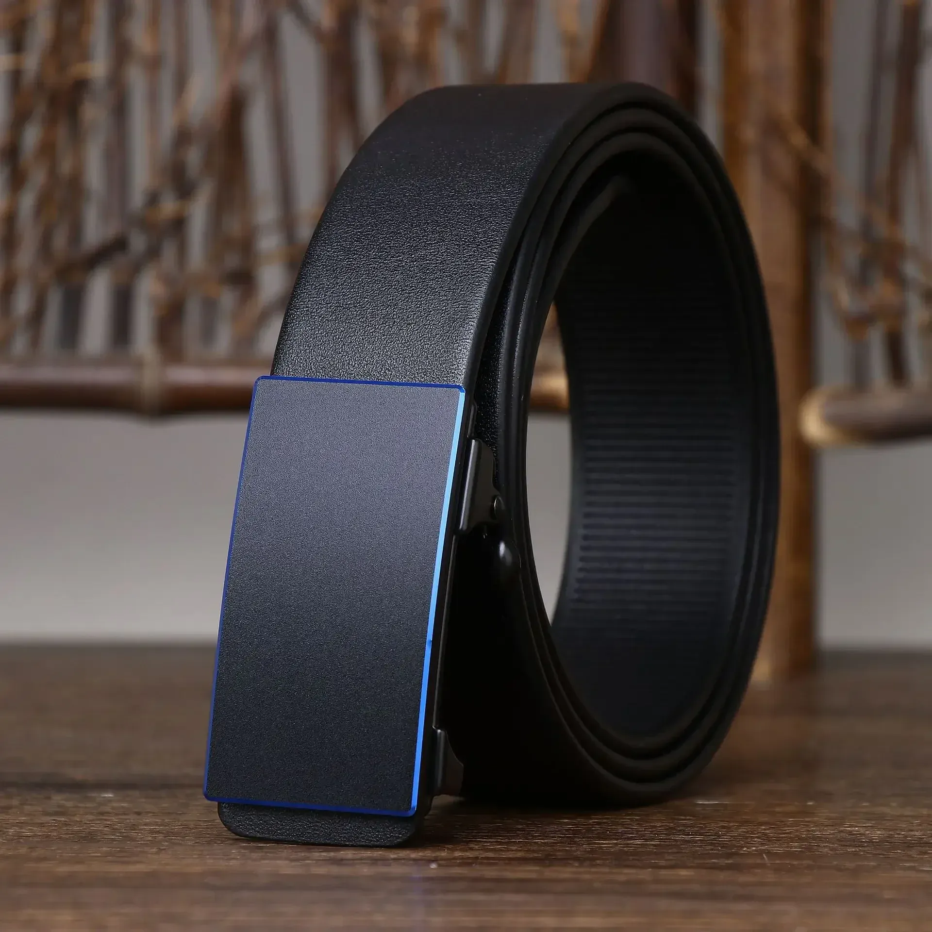 Leather Belt with Automatic Buckle for Men Leather belt with automatic buckle, high-quality cowhide material, stylish and durable men's accesso.