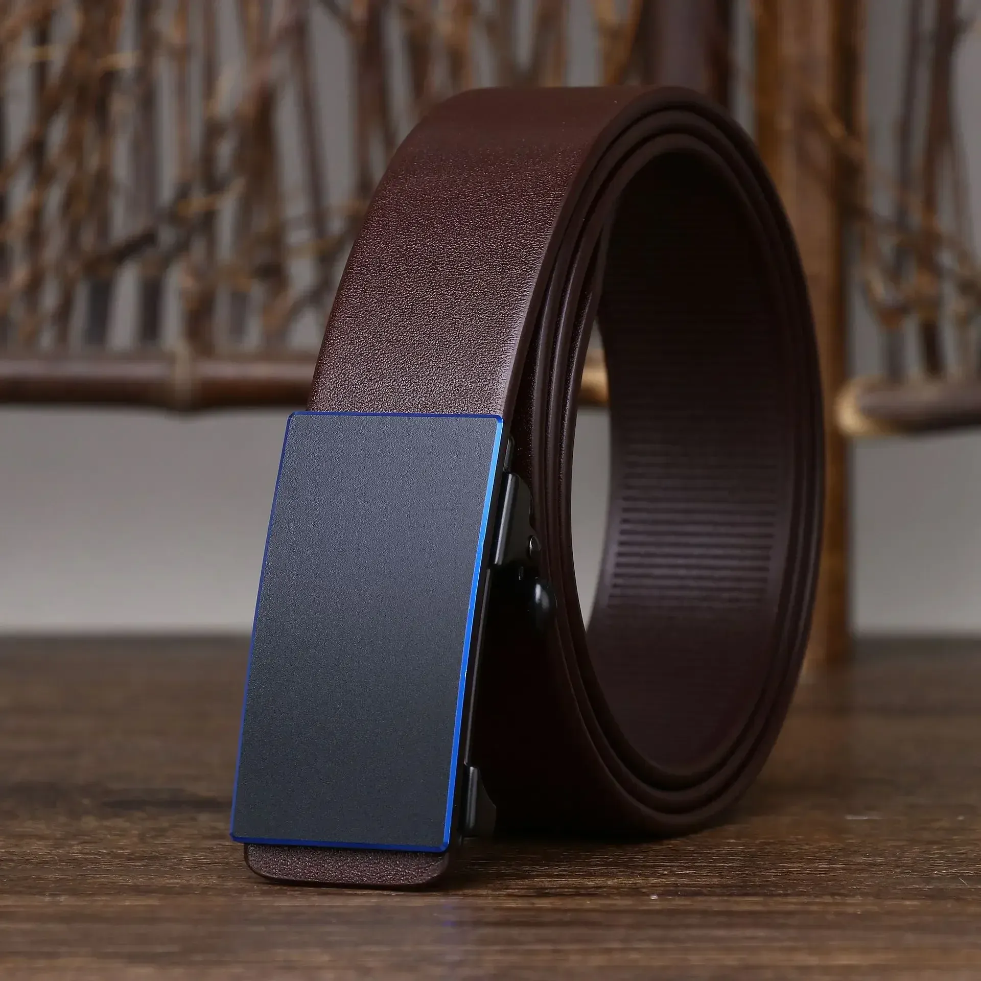 Leather Belt with Automatic Buckle for Men Automatic buckle leather belt for men, high-quality cowhide strap, luxury fashion accessory.