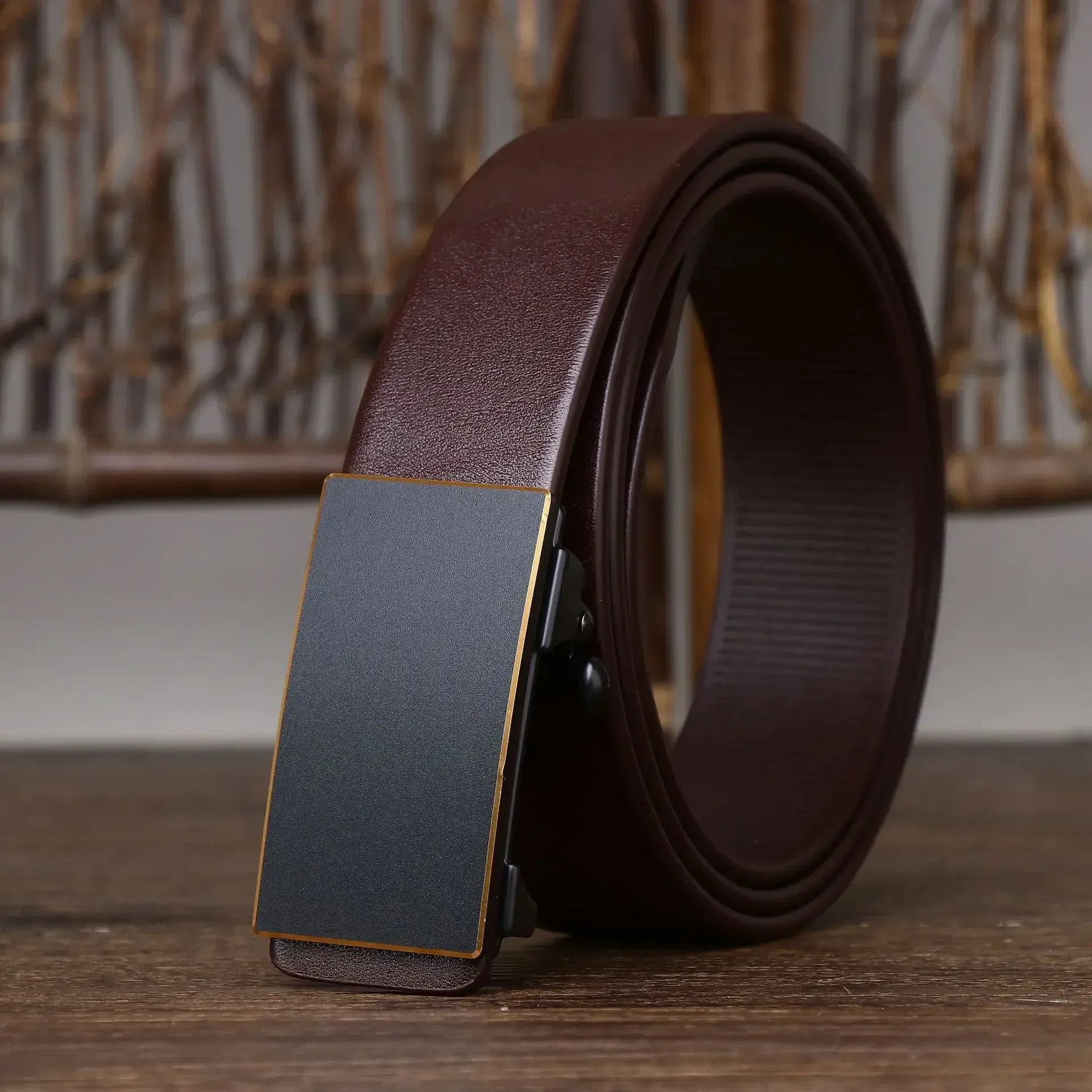 Leather Belt with Automatic Buckle for Men Leather belt with automatic buckle, high-quality cowhide material, stylish and durable men's accesso.