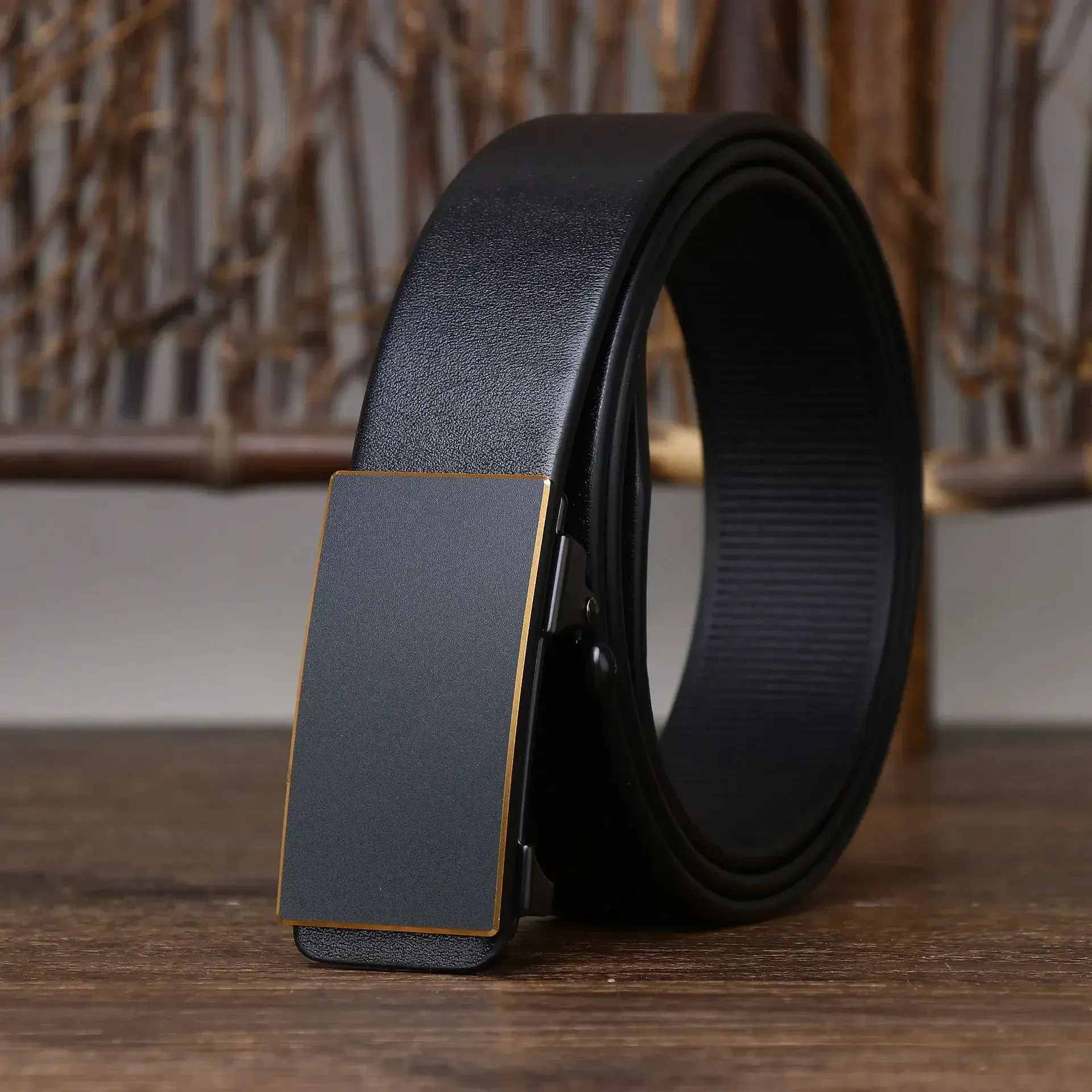 Leather Belt with Automatic Buckle for Men Black leather men's belt with automatic buckle, high-quality luxury strap for formal wear.
