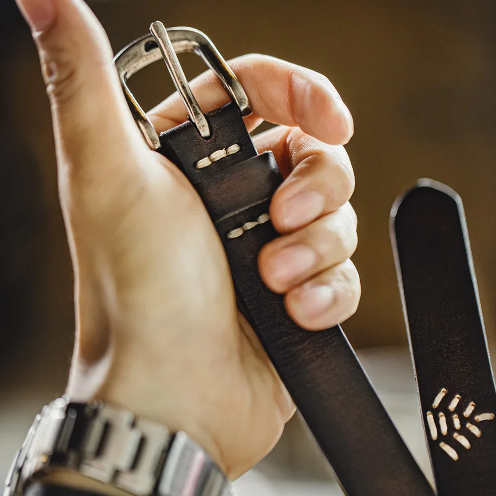 Leather men’s belt with a classic buckle, versatile for daily wear. Men's genuine leather belt with a sturdy buckle, perfect for everyday style.