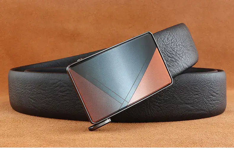 Stylish black leather ratchet belt with a contemporary buckle for men’s fashion.