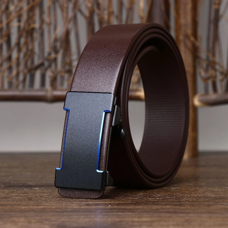 Men’s Leather Belt with Hidden-Tail Buckle Engineered leather men's belt with ratchet buckle and textured grain.